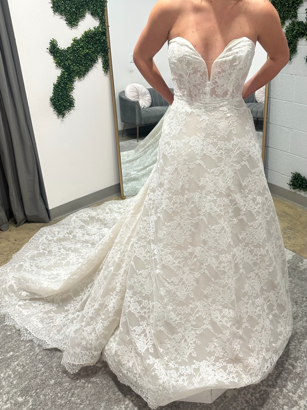 Pronovias Superba Gown | Ivory Chantilly Lace Strapless Wedding Ball Gown